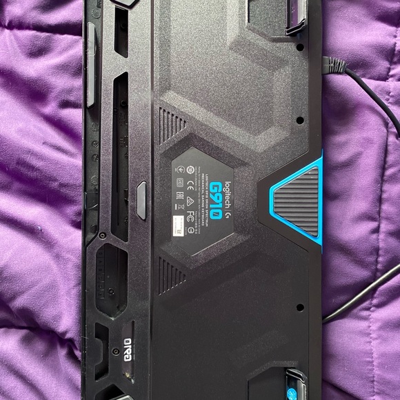 Logitech G910 Lightup RGB Gaming Keyboard - Picture 6 of 8